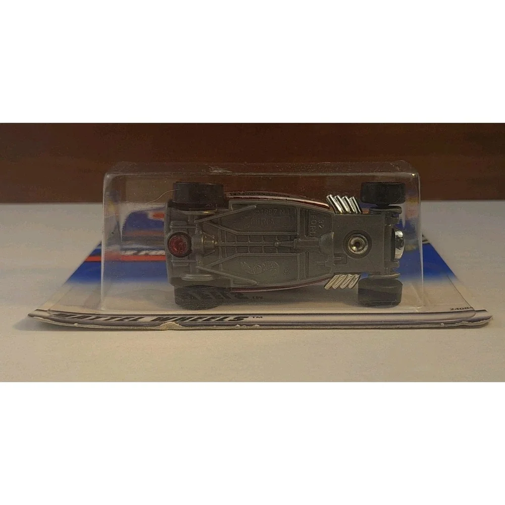 Hot Wheels 1932 Ford Collector 1070 Red Silver Frankies Garage 1998 Diecast Car